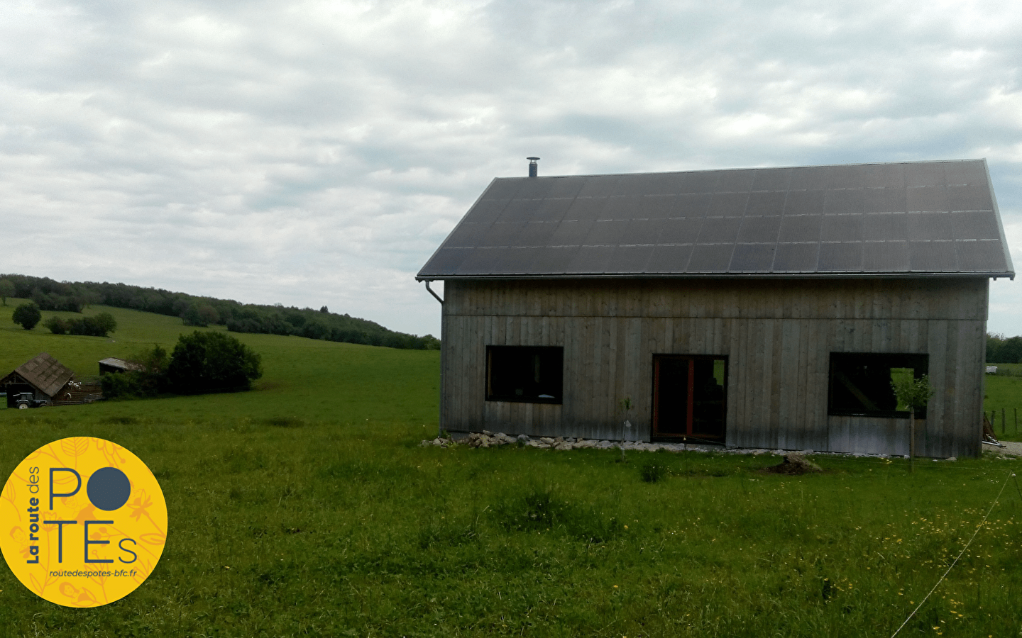 A citizen photovoltaic power plant on an exemplary building housing a craft activity