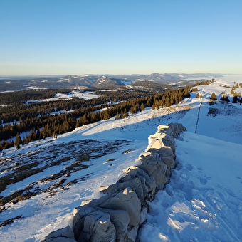 Snowshoeing in the wide open spaces of the Swiss Jura - LE CHENIT