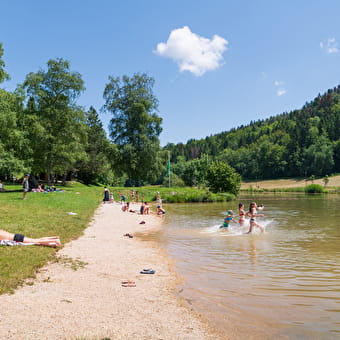 Baignade au lac de Lalleyriat - LE POIZAT-LALLEYRIAT