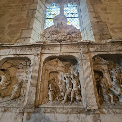 Men and sculptures