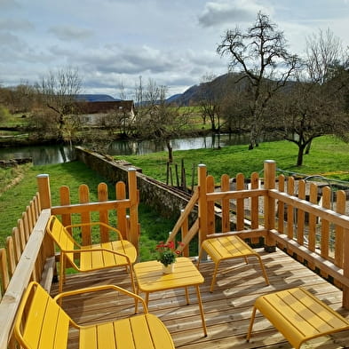 Loulalou en bord de rivière