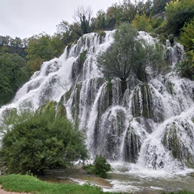 Au pied de la cascade