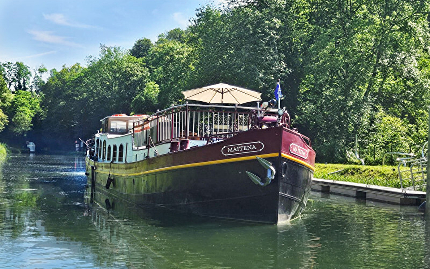 Mini-cruise around Dole: luxury and serenity on a private barge