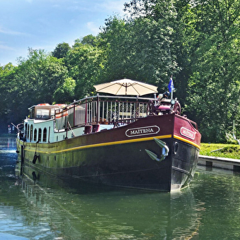 Mini-cruise around Dole: luxury and serenity on a private barge -