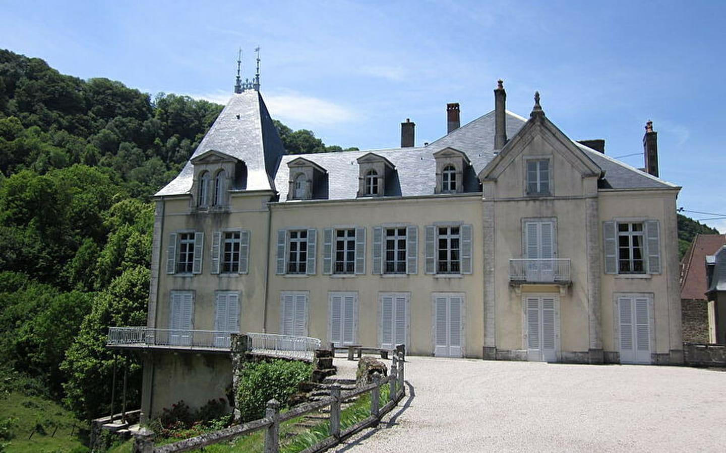 Tour of the exterior of Château de Vaux