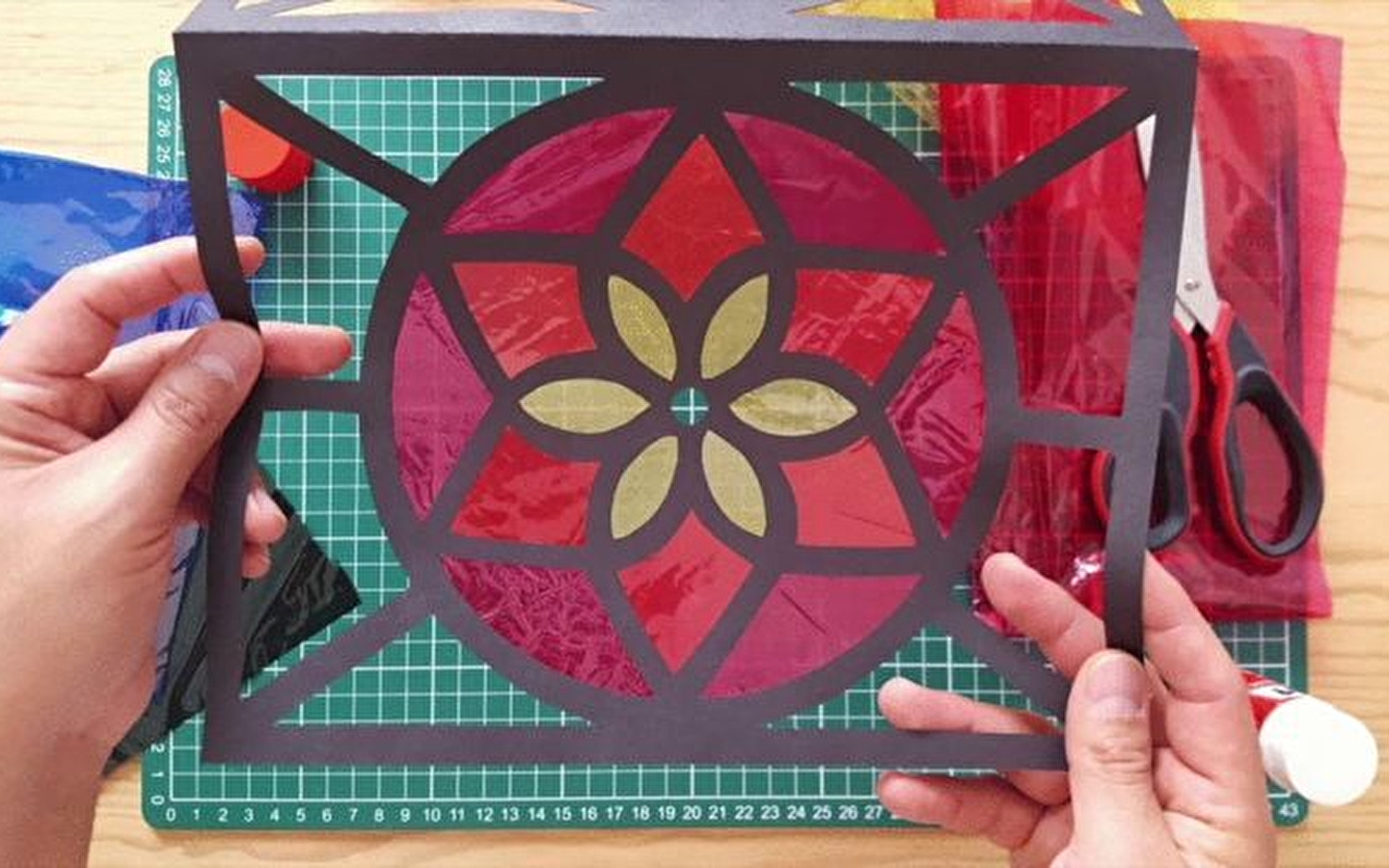 Musée de l'Abbaye - 'Paper stained glass' workshop