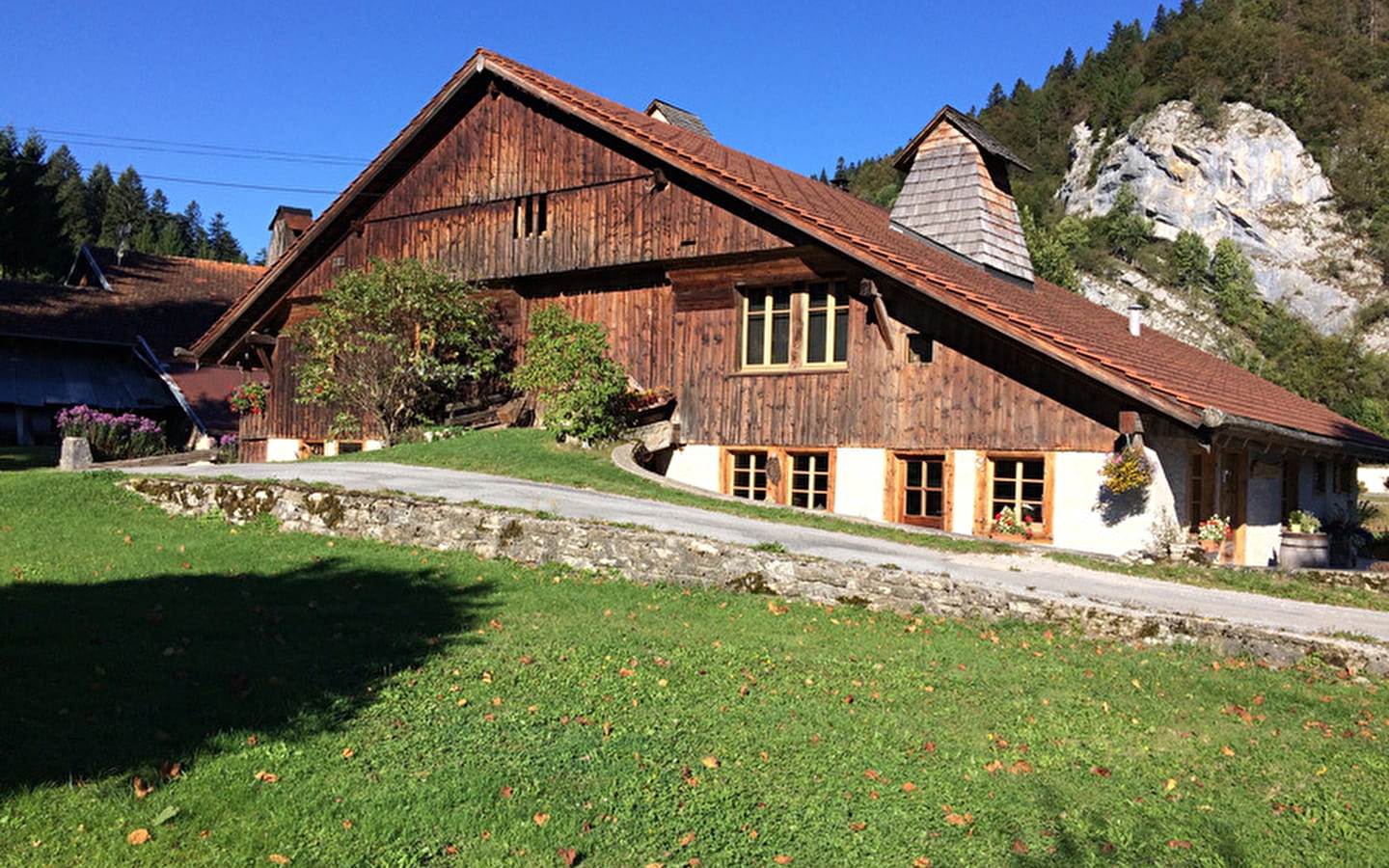 Visit to l'Arbre à chapeaux, a Comtoise farmhouse renovated as a bed and breakfast 