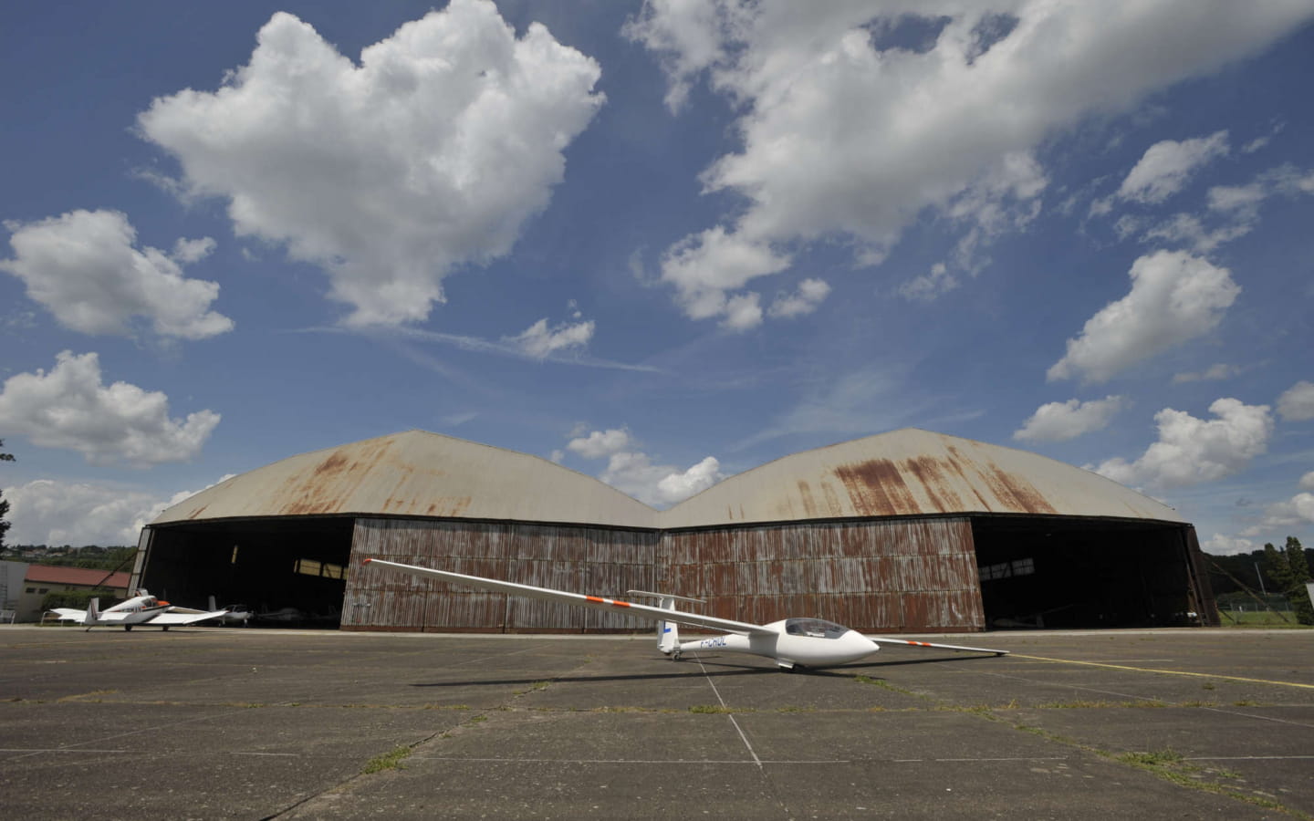 Aérodrome de Besançon - Thise et ses hangars