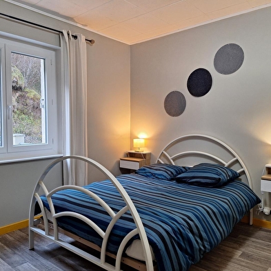 Au pied de la cascade