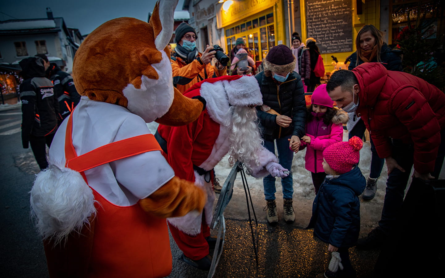 Walking tour - Father Christmas and Rouxy