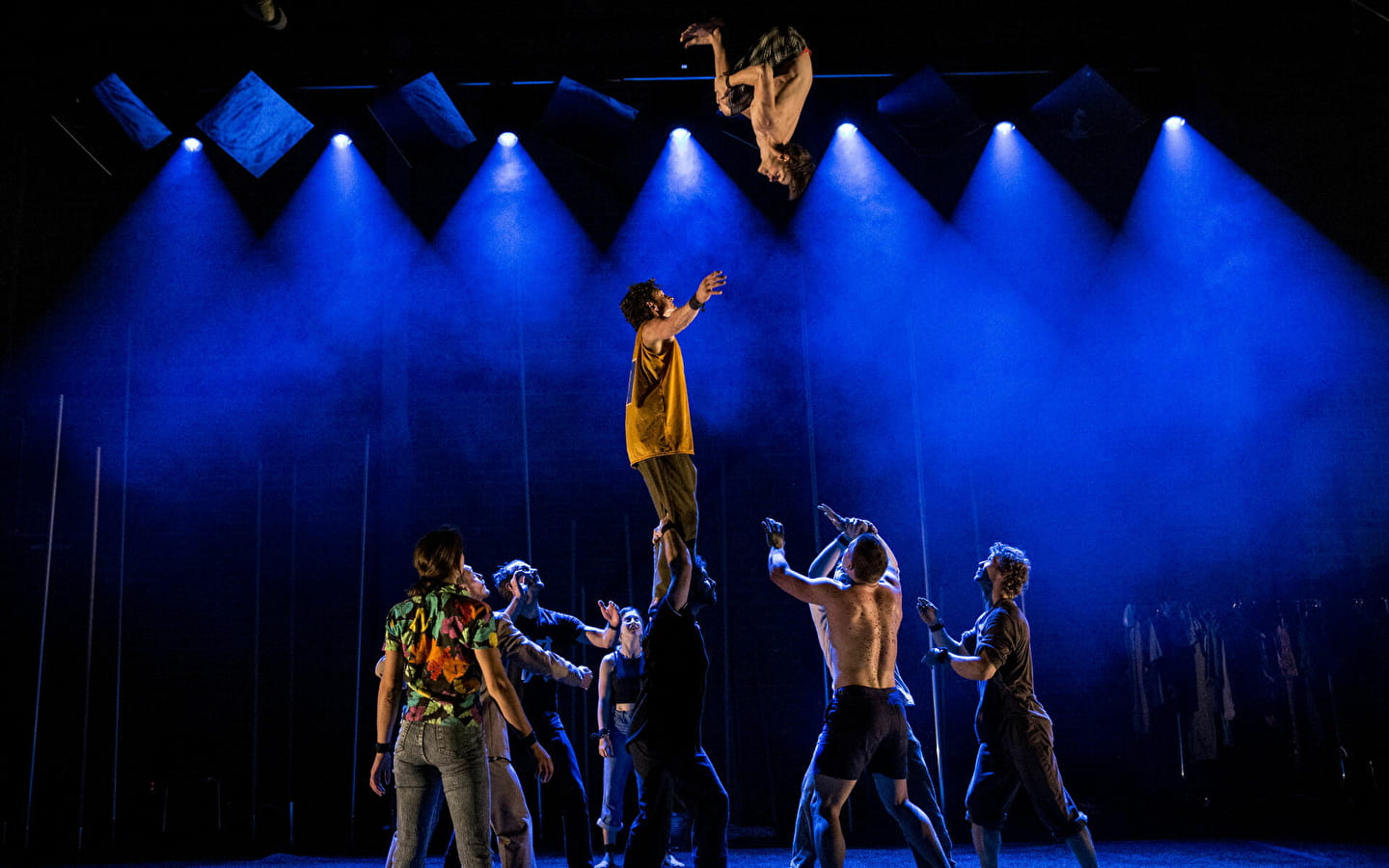Cirque contemporain par les acrobates Gravity & Other Myths