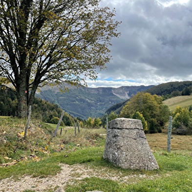 La Borne au Lion, Crêt de Chalam