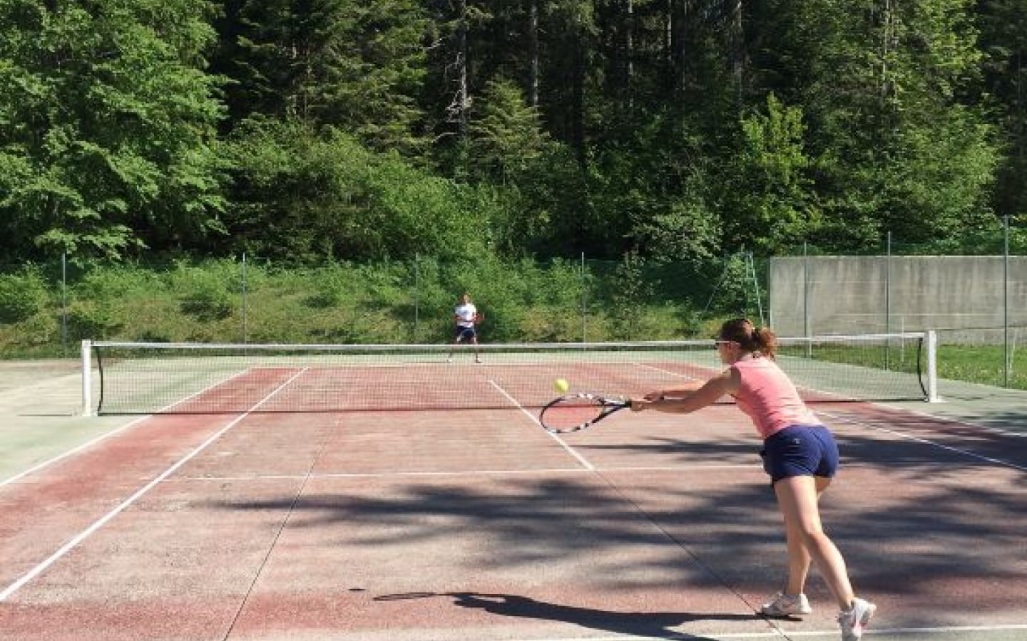 Terrain de tennis au Lac-des-Rouges-Truites