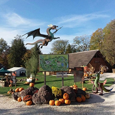 Halloween at Dino-Zoo - Dragon and Halloween creature 