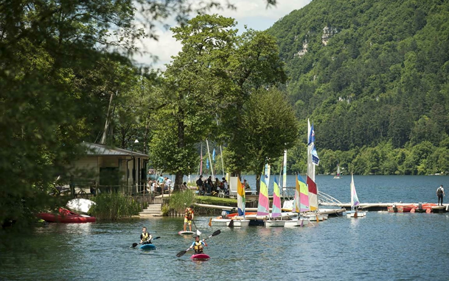 Canoë, yoga kayak, paddle, pirogue et planche à voile sur le lac de Nantua