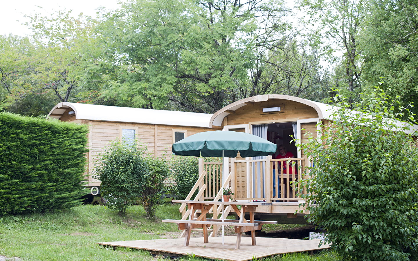 Roulottes en bois au Camping Huttopia Divonne