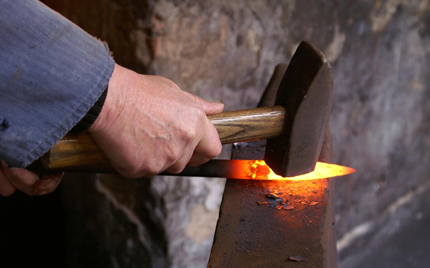 Introductory course in blacksmithing: Punching 4h00