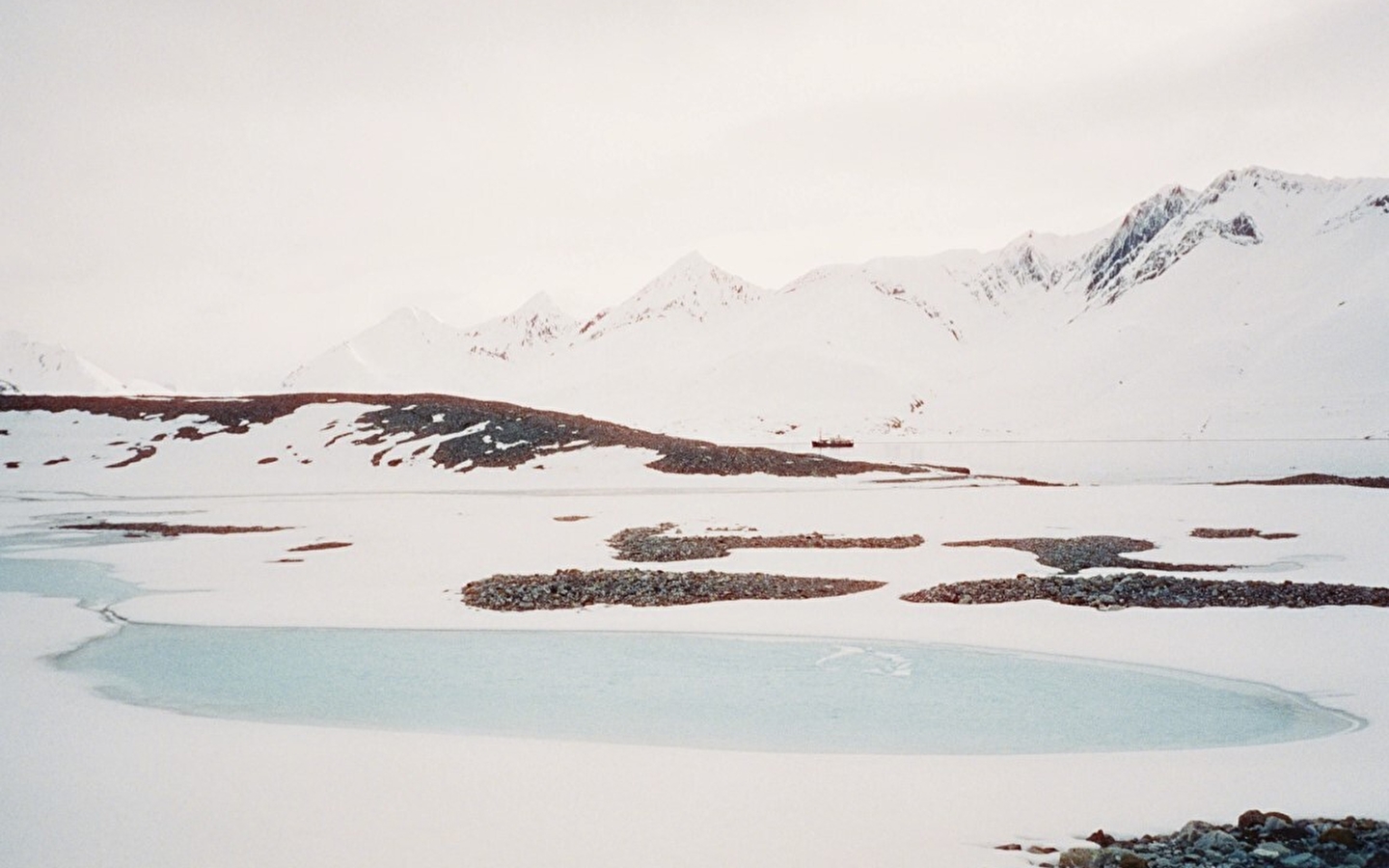 Frozen fingers' photo exhibition by Johanna Eclancher