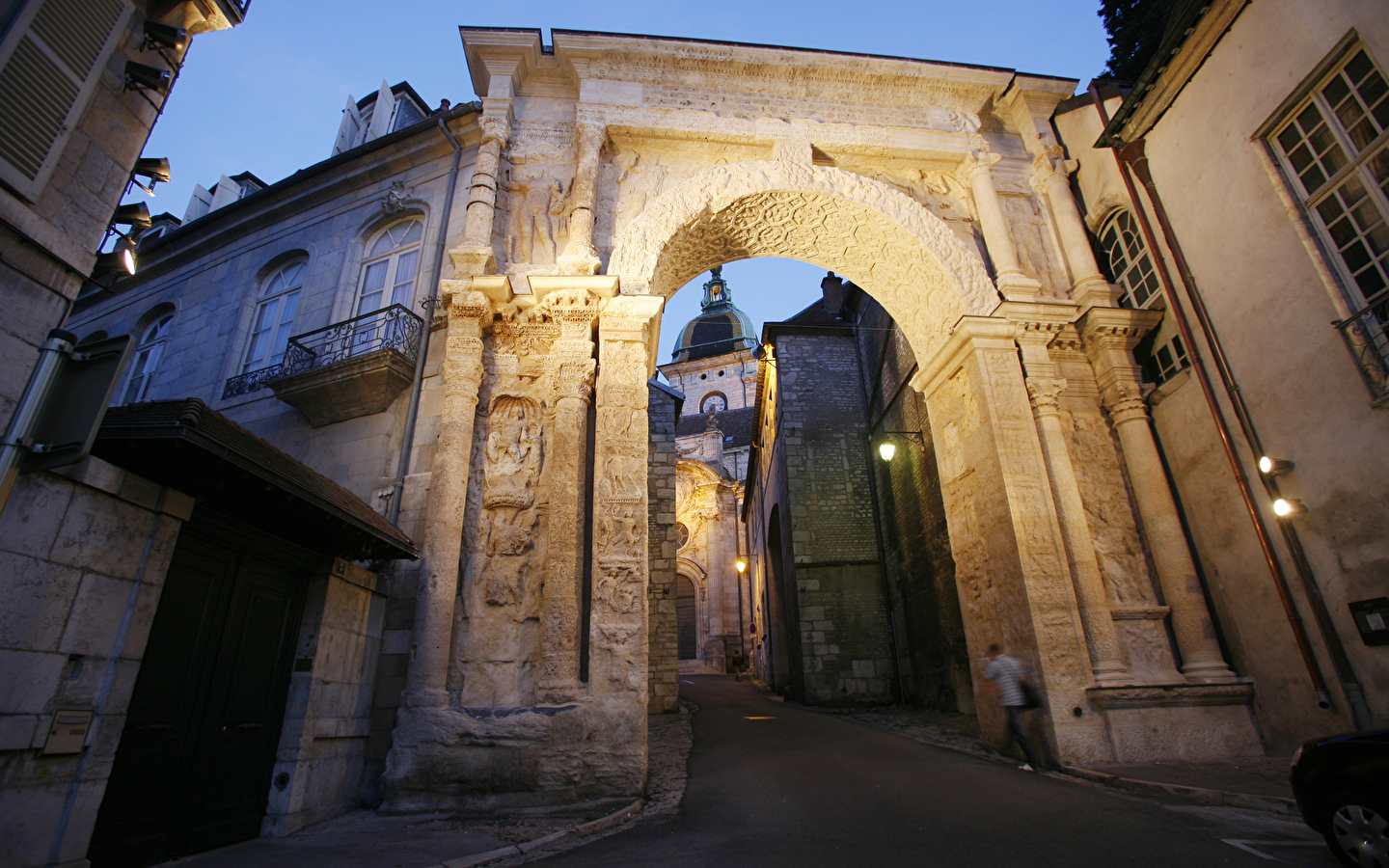 Guided tour: Around the Porte Noire