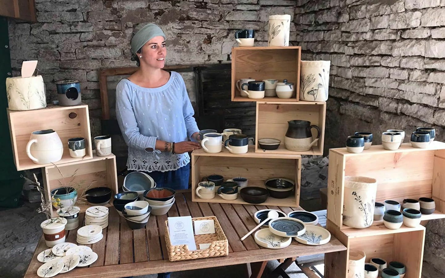 Poterie les mains et la terre