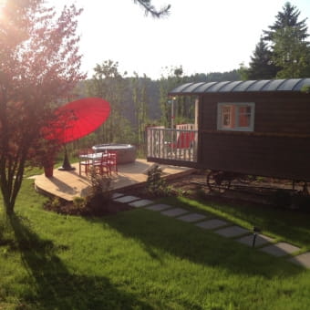 La roulotte arc-en-ciel - VILLARDS-D'HERIA