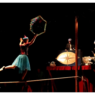 Cap' circus show under big top