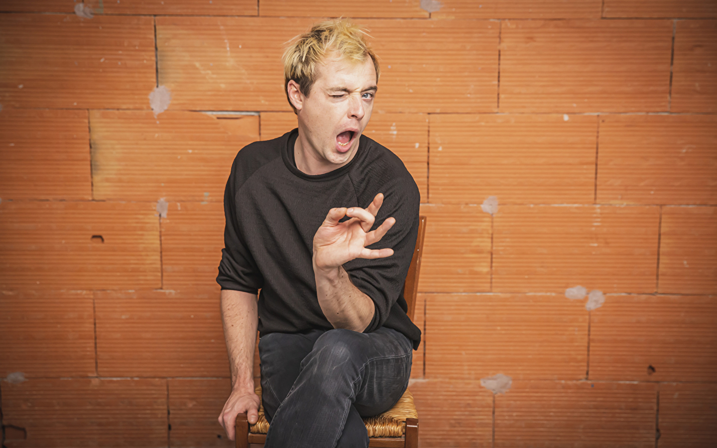 Show - Family comes by eating 