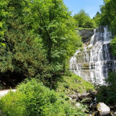 L'Echappée Jurassienne: hikes among lakes and waterfalls