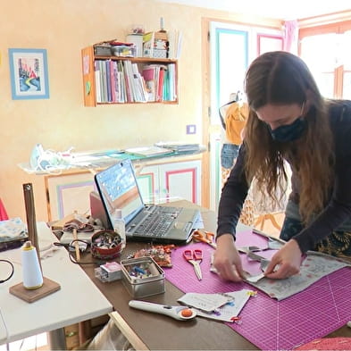 Participation in a sewing workshop using discarded textiles 